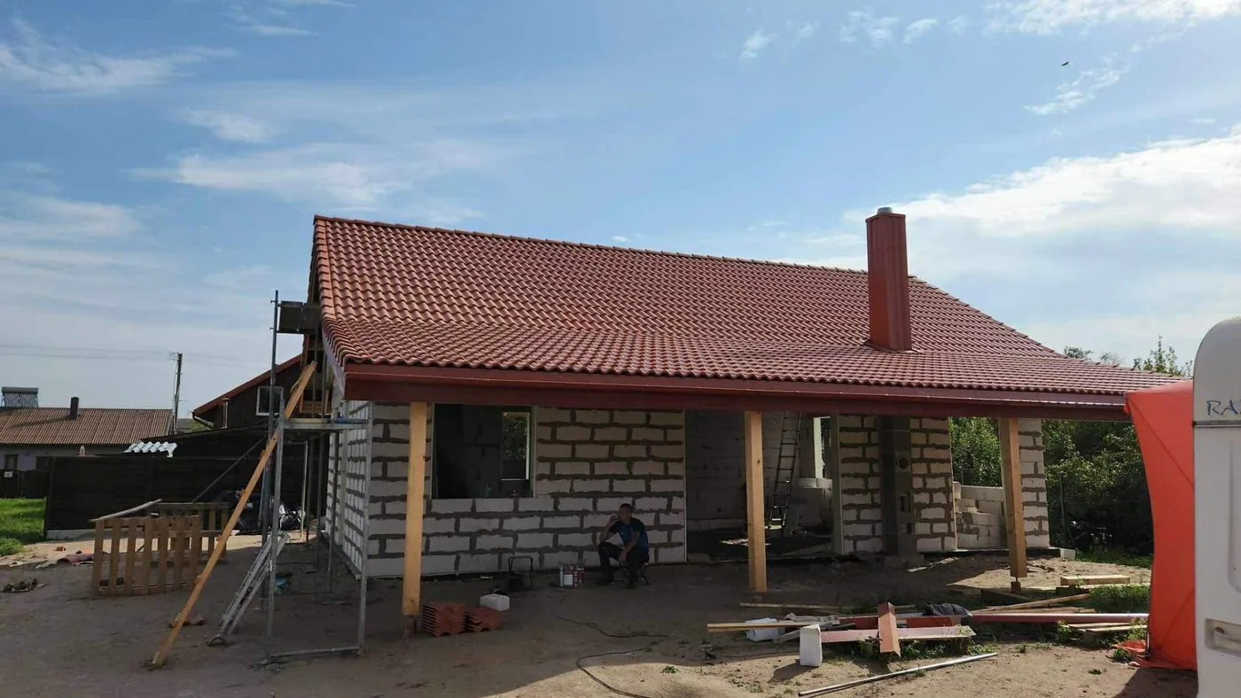 Užbaigtas stogas su čerpėmis